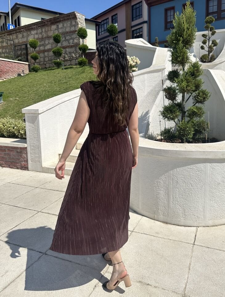 Kahverengi Vatkalı Bel Detaylı Piliseli Elbise