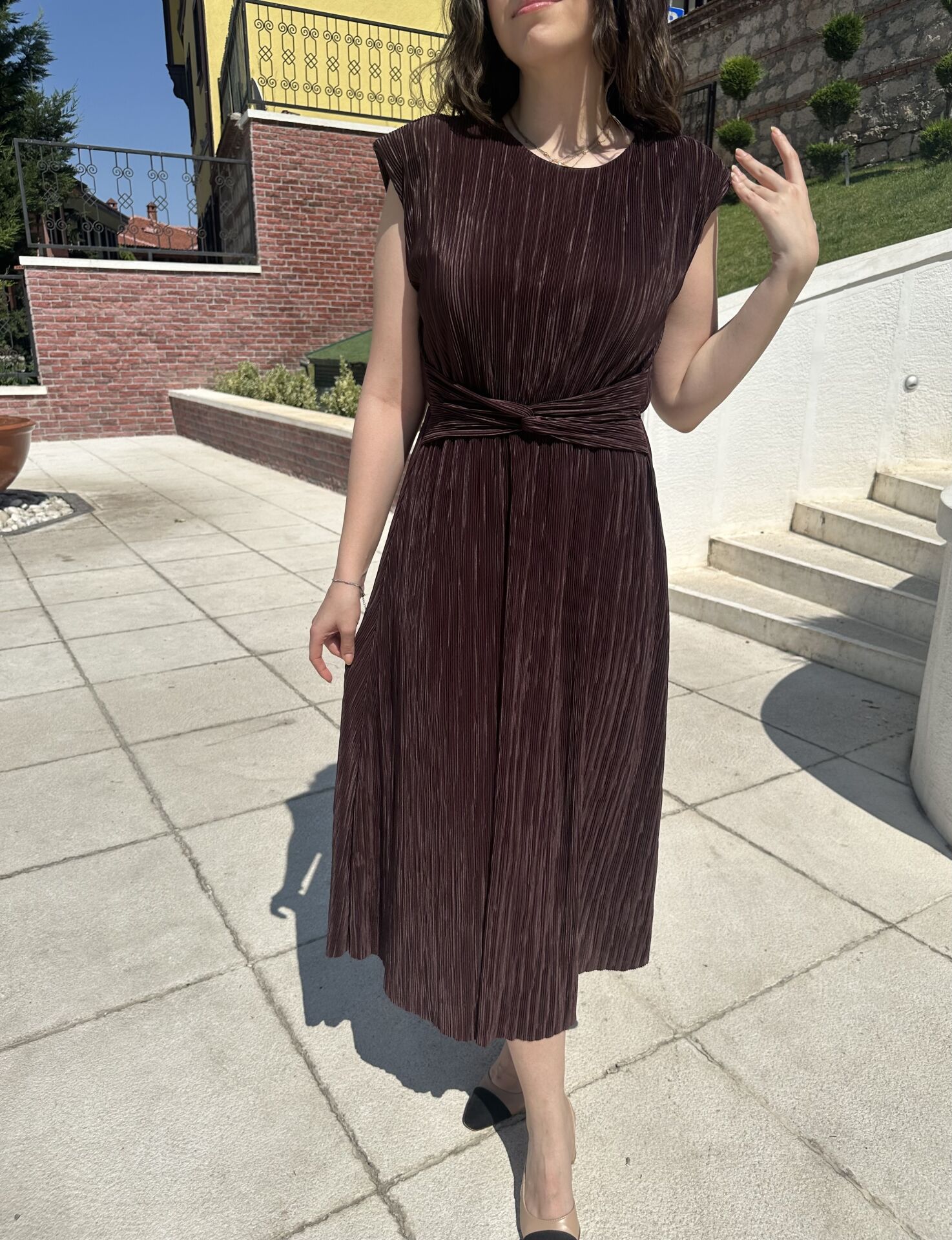 Kahverengi Vatkalı Bel Detaylı Piliseli Elbise