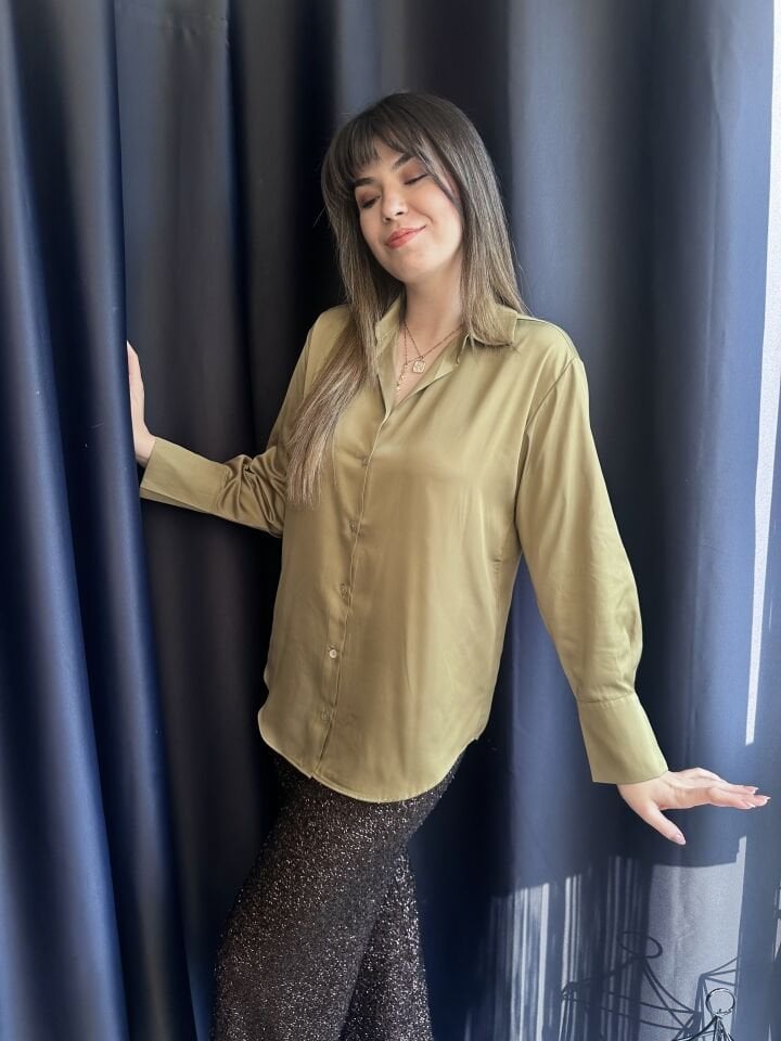 V Yaka Yağ Yeşili Saten Gömlek