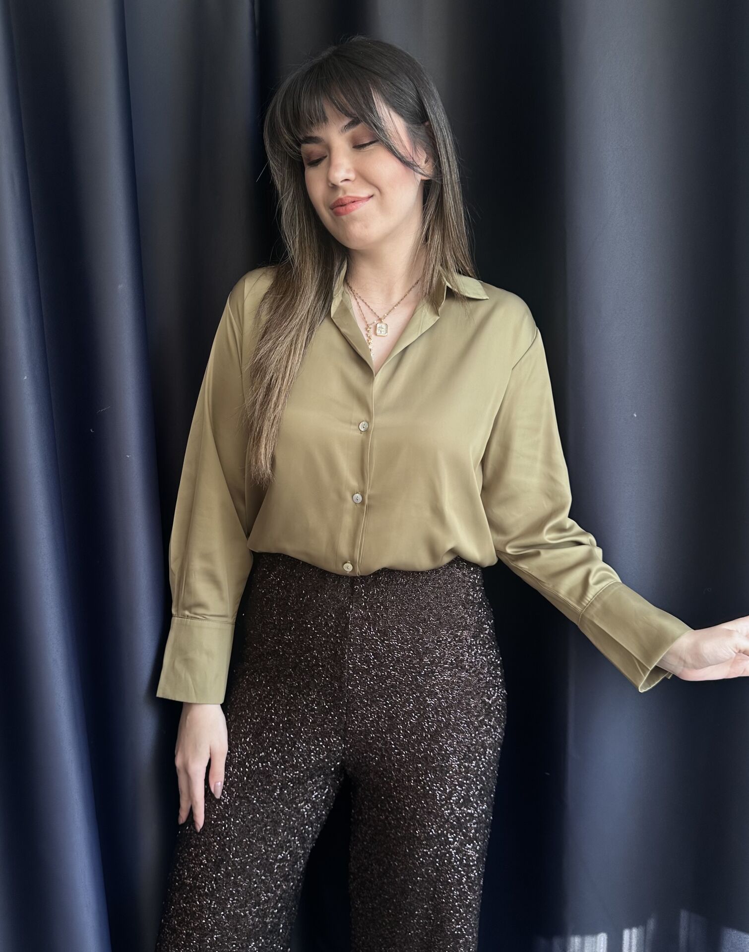 V Yaka Yağ Yeşili Saten Gömlek