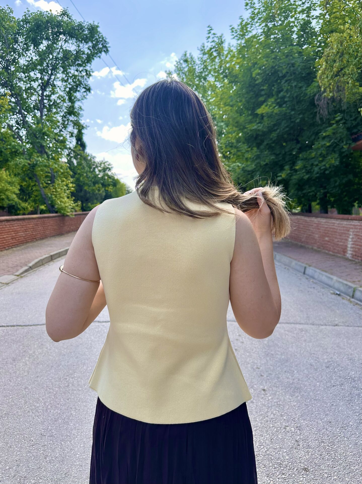 Gold Düğmeli Sarı Triko Yelek