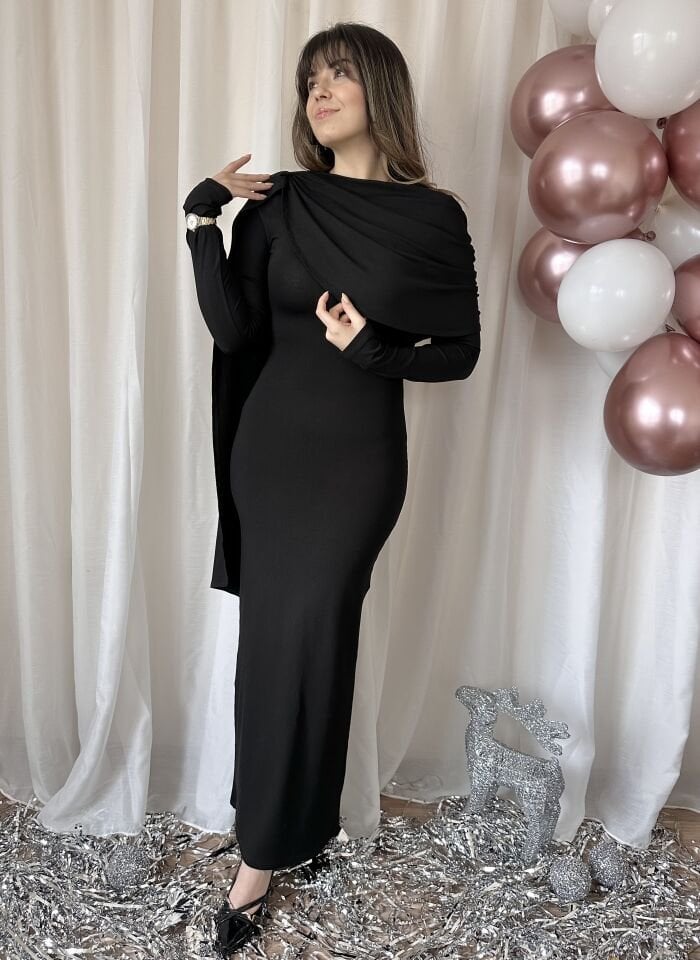 Tali Pelerin Detaylı Siyah Elbise