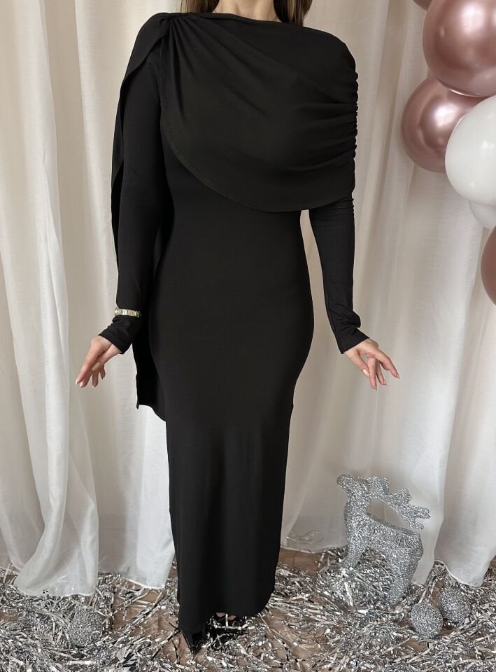 Tali Pelerin Detaylı Siyah Elbise